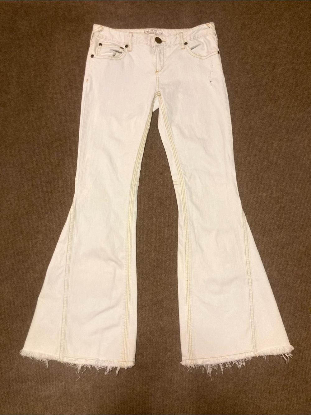 Free People White/Ivory Seam Flare Jeans, Sz 30, Boho Mid-Rise Raw Hem Y2k 2010s